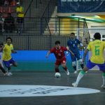 Pemain Timnas Futsal Indonesia menguasai bola di tengah kawalan ketat para pemain Brasil.