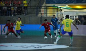 Pemain Timnas Futsal Indonesia menguasai bola di tengah kawalan ketat para pemain Brasil.
