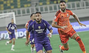persita-vs-persija-jakarta-skor-3-2.webp Pemain Persija Jakarta berduel sengit memperebutkan bola dengan pemain Persita Tangerang