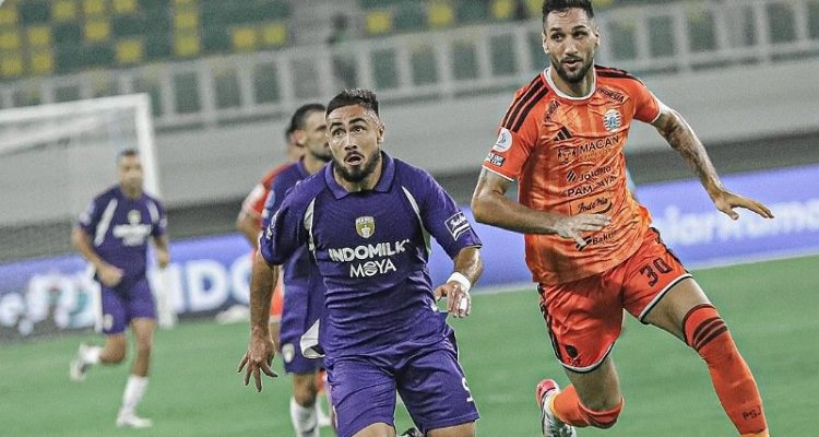 persita-vs-persija-jakarta-skor-3-2.webp Pemain Persija Jakarta berduel sengit memperebutkan bola dengan pemain Persita Tangerang