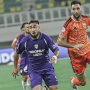 Pemain Persija Jakarta berduel sengit memperebutkan bola dengan pemain Persita Tangerang