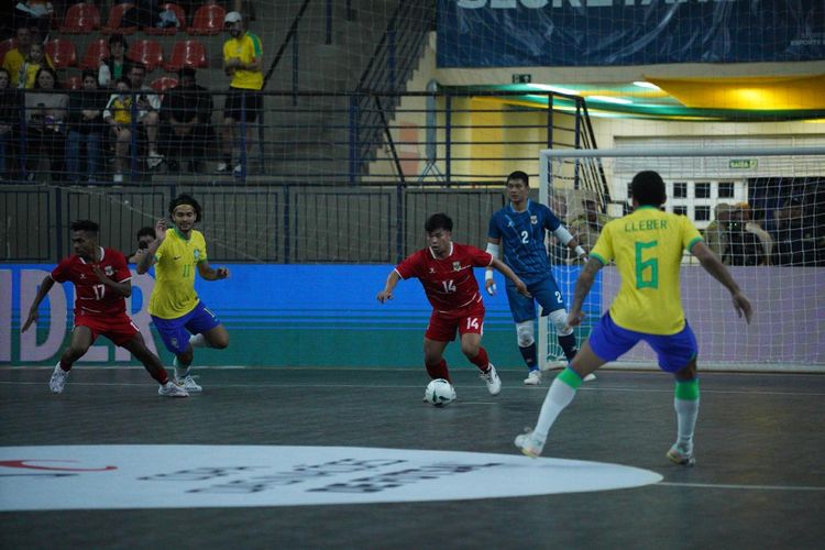 Pemain Timnas Futsal Indonesia menguasai bola di tengah kawalan ketat para pemain Brasil.
