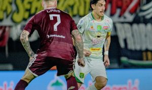 Pemain Persebaya Surabaya berhadapan dengan pemain PSM Makassar dalam laga Liga 1