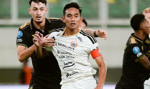 hasil-super-league-persija-jakarta-takluk-1-2-dari-dewa-united-2.webp Pemain Persija Jakarta berduel ketat dengan pemain lawan di lapangan.