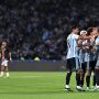 Pemain Timnas Indonesia berseragam merah berusaha merebut bola dari pemain lawan di tengah pertandingan