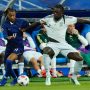 Pemain timnas Prancis Michael Olise berebut bola sengit dengan pemain Italia dalam laga UEFA Nations League