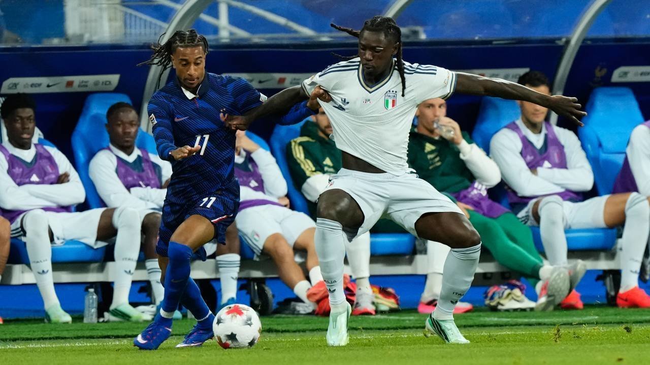 Pemain timnas Prancis Michael Olise berebut bola sengit dengan pemain Italia dalam laga UEFA Nations League