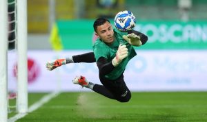 Aksi Kiper Emil Audero melompat menyelamatkan bola di depan gawang jelang Final FIFA ASEAN Cup 2026