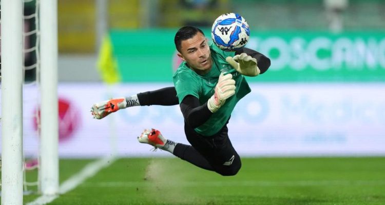 emil-audero-kiper-timnas-indonesia-final-fifa-asean-cup-2026.webp Aksi Kiper Emil Audero melompat menyelamatkan bola di depan gawang jelang Final FIFA ASEAN Cup 2026