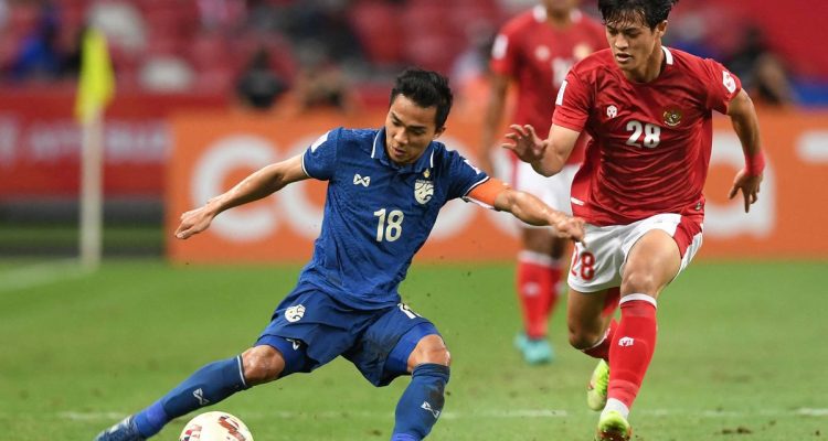 Pemain Timnas Indonesia Alfeandra Dewangga merebut bola dari pemain Thailand Chanathip Songkrasin dalam laga ASEAN Cup