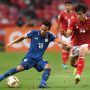 Pemain Timnas Indonesia Alfeandra Dewangga merebut bola dari pemain Thailand Chanathip Songkrasin dalam laga ASEAN Cup