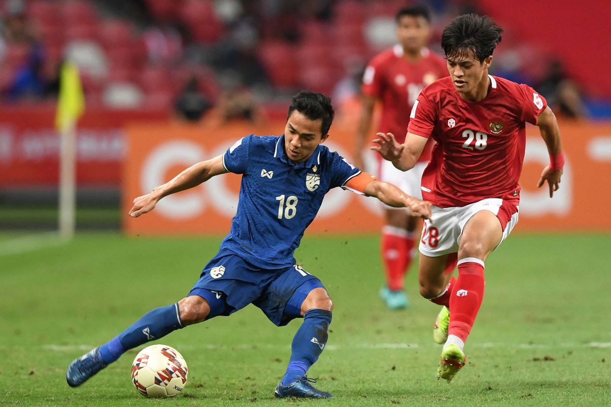 Pemain Timnas Indonesia Alfeandra Dewangga merebut bola dari pemain Thailand Chanathip Songkrasin dalam laga ASEAN Cup