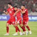 Para pemain Timnas Indonesia berseragam merah merayakan gol bersama di tengah lapangan