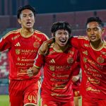 Selebrasi para pemain Persija Jakarta merayakan kemenangan yang memperkokoh posisi di puncak Klasemen Super League pekan ke-4