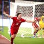 Penyerang Timnas Indonesia Ole Romeny merayakan selebrasi gol dengan merentangkan kedua tangan di pinggir lapangan.