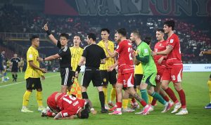 kericuhan-pemain-timnas-indonesia-di-lapangan.webp Wasit mengeluarkan kartu kuning saat ketegangan antar pemain Timnas Indonesia dan lawan di tengah pertandingan