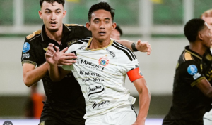 Pemain Persija Jakarta berduel ketat dengan pemain lawan di lapangan.