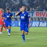 selebrasi-pemain-persib-bandung-vs-viettel-fc.webp Pemain Persib Bandung Tyronne del Pino merayakan gol dengan meletakkan tangan di telinga saat menghadapi Viettel FC.