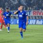 Pemain Persib Bandung Tyronne del Pino merayakan gol dengan meletakkan tangan di telinga saat menghadapi Viettel FC.