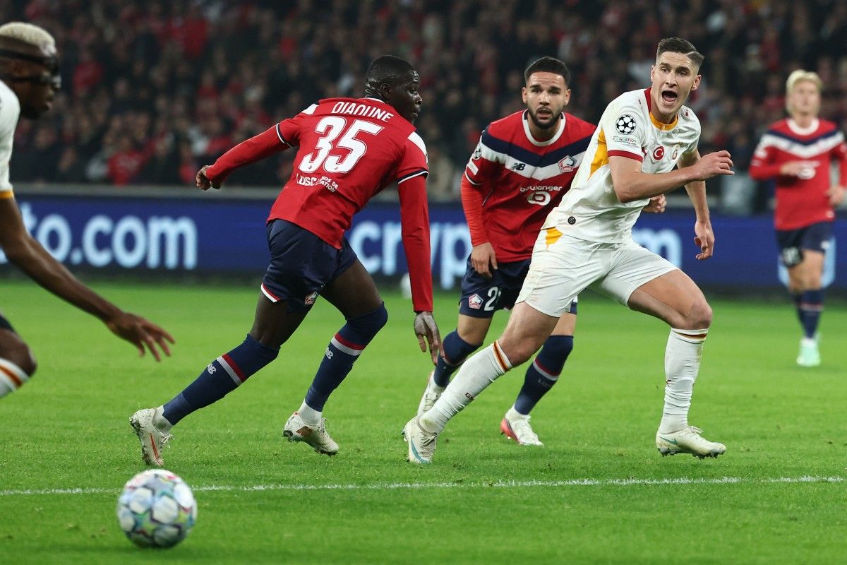 Aksi Calvin Verdonk bersama rekan setimnya di Lille saat mengawal pemain Galatasaray dalam pertandingan sepak bola.