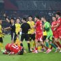 Wasit mengeluarkan kartu kuning saat ketegangan antar pemain Timnas Indonesia dan lawan di tengah pertandingan