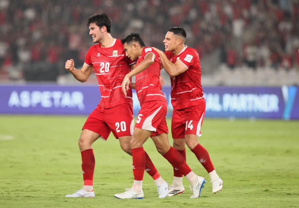 Para pemain Timnas Indonesia berseragam merah merayakan gol bersama di tengah lapangan