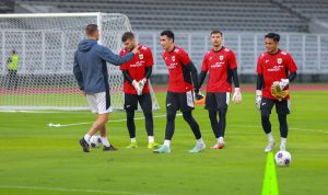 nadeo-argawinata-latihan-kiper-timnas-indonesia.webp Kiper Timnas Indonesia Nadeo Argawinata bersama Maarten Paes dan Emil Audero saat sesi latihan tim nasional