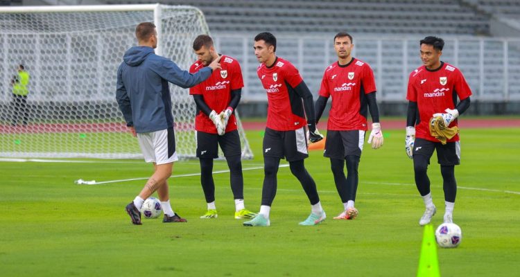 nadeo-argawinata-latihan-kiper-timnas-indonesia.webp Kiper Timnas Indonesia Nadeo Argawinata bersama Maarten Paes dan Emil Audero saat sesi latihan tim nasional