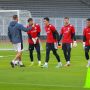 Kiper Timnas Indonesia Nadeo Argawinata bersama Maarten Paes dan Emil Audero saat sesi latihan tim nasional