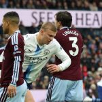 Penyerang Manchester City dikawal ketat oleh pemain lawan dalam laga Liga Inggris melawan Aston Villa.