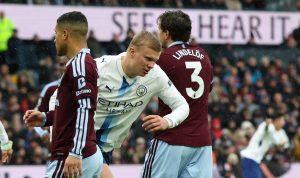manchester-city-rekor-terhenti-aston-villa.webp Penyerang Manchester City dikawal ketat oleh pemain lawan dalam laga Liga Inggris melawan Aston Villa.