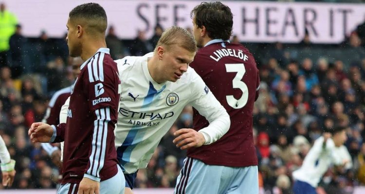 Penyerang Manchester City dikawal ketat oleh pemain lawan dalam laga Liga Inggris melawan Aston Villa.
