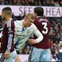 Penyerang Manchester City dikawal ketat oleh pemain lawan dalam laga Liga Inggris melawan Aston Villa.