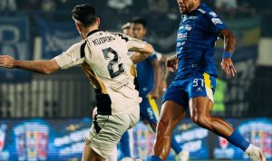 Aksi perbutan bola sengit antara pemain Persib Bandung dan Nick Kuipers dari Dewa United