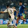 Aksi perbutan bola sengit antara pemain Persib Bandung dan Nick Kuipers dari Dewa United