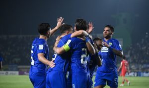 Para pemain Persib Bandung berpelukan merayakan gol kemenangan di ajang ACL 2.