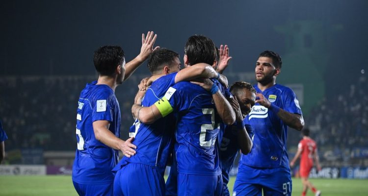 selebrasi-pemain-persib-bandung-menang-acl-2.webp Para pemain Persib Bandung berpelukan merayakan gol kemenangan di ajang ACL 2.