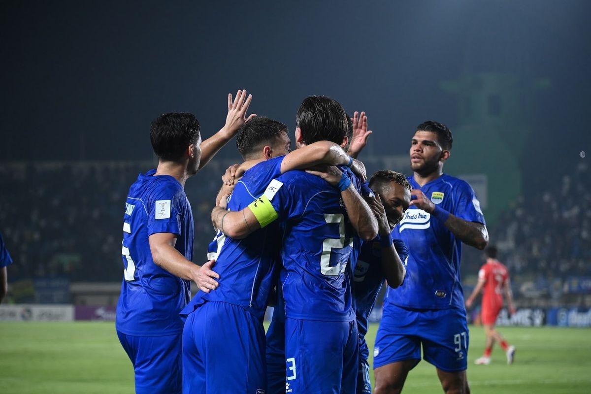 Para pemain Persib Bandung berpelukan merayakan gol kemenangan di ajang ACL 2.