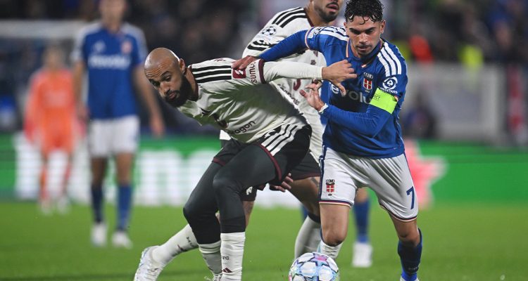 Pemain Manchester United berduel memperebutkan bola dengan pemain Como di lapangan.