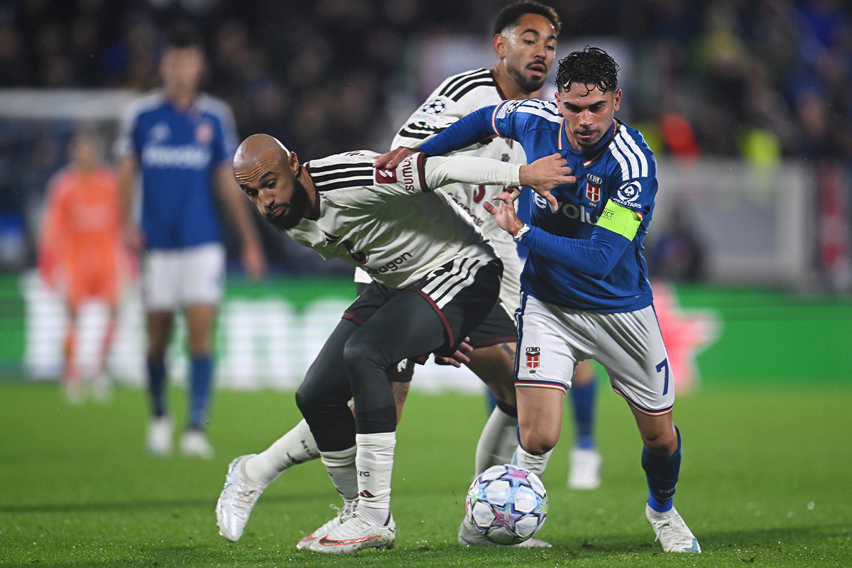 Pemain Manchester United berduel memperebutkan bola dengan pemain Como di lapangan.