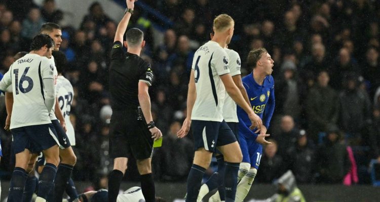 Wasit mengangkat kartu merah dalam pertandingan Liga Inggris antara Chelsea melawan Spurs.