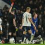 Wasit mengangkat kartu merah dalam pertandingan Liga Inggris antara Chelsea melawan Spurs.