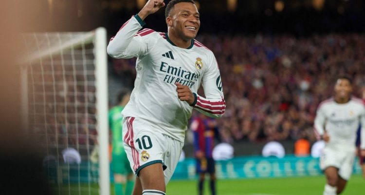 barcelona-vs-real-madrid-mbappe-kemenangan-5.webp Selebrasi Kylian Mbappe setelah mencetak gol saat Real Madrid mengalahkan Barcelona 1-2.