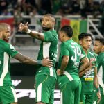 pesta-gol-persebaya-surabaya-kalahkan-madura-united-naik-ke-posisi-7-6.webp Para pemain Persebaya Surabaya merayakan kemenangan gemilang di lapangan hijau.