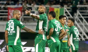 pesta-gol-persebaya-surabaya-kalahkan-madura-united-naik-ke-posisi-7-6.webp Para pemain Persebaya Surabaya merayakan kemenangan gemilang di lapangan hijau.