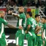 Para pemain Persebaya Surabaya merayakan kemenangan gemilang di lapangan hijau.