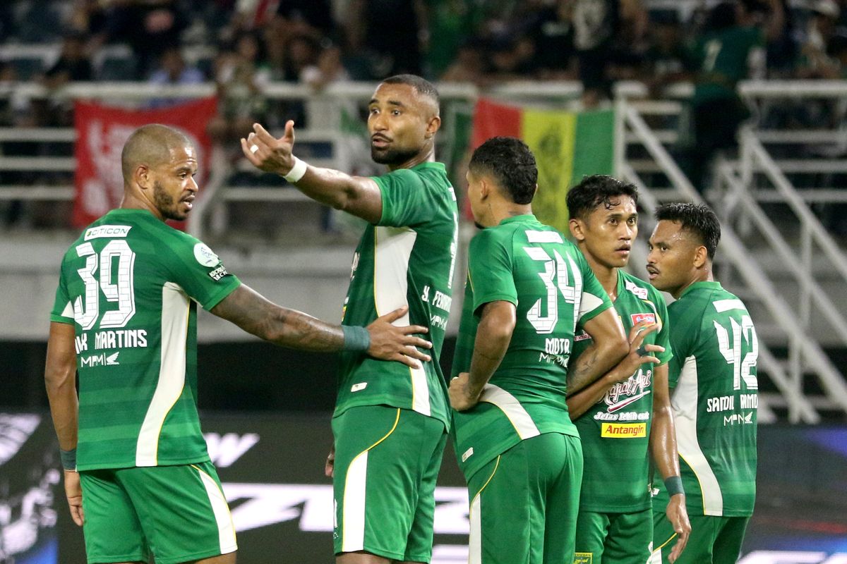 Para pemain Persebaya Surabaya merayakan kemenangan gemilang di lapangan hijau.