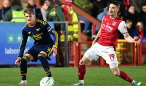 Duel perebutan bola antara pemain Arsenal dan Fleetwood Town di ajang Carabao Cup
