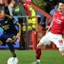 Duel perebutan bola antara pemain Arsenal dan Fleetwood Town di ajang Carabao Cup