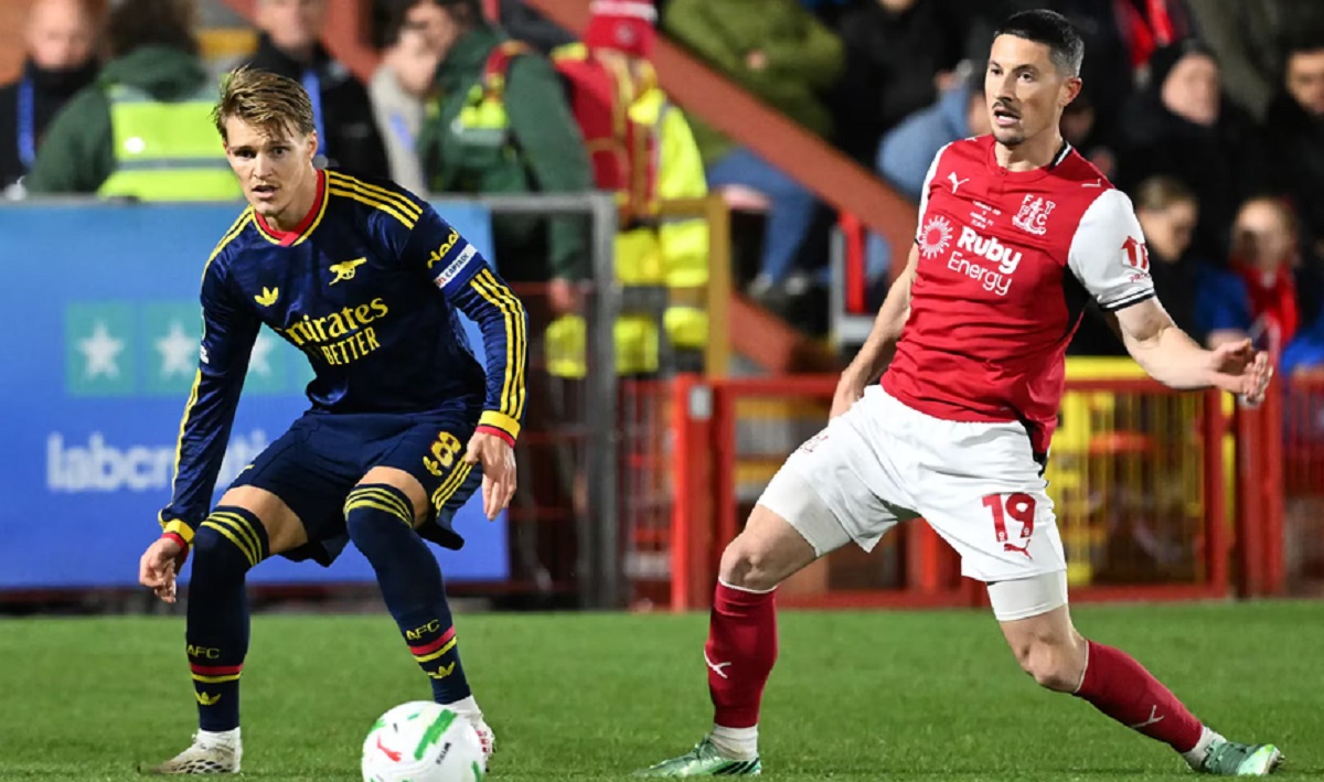 Duel perebutan bola antara pemain Arsenal dan Fleetwood Town di ajang Carabao Cup